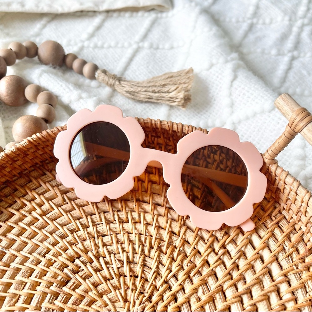 Kid’s Boho Retro Flower Shape Round Sunnies 70s 60s - Picture 1 of 2